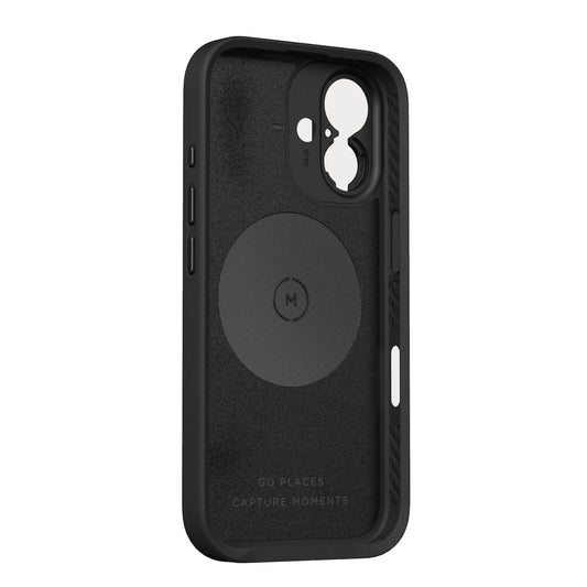 Die MOMENT Moment iPhone 16 Kameratasche MagSafe verfügt über einen kreisförmigen MagSafe-Bereich, Tastenaussparungen und Drop-In Lens Mount Kompatibilität - ideal für die Verwendung mit Moment T-Series Objektiven, hier aus einem Winkel gezeigt.