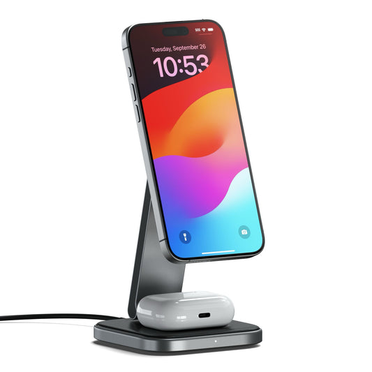 Ein Smartphone und kabellose Ohrstöpsel werden auf dem Satechi 2-in-1 Foldable Qi2 Wireless Charging Stand von Satechi geladen.