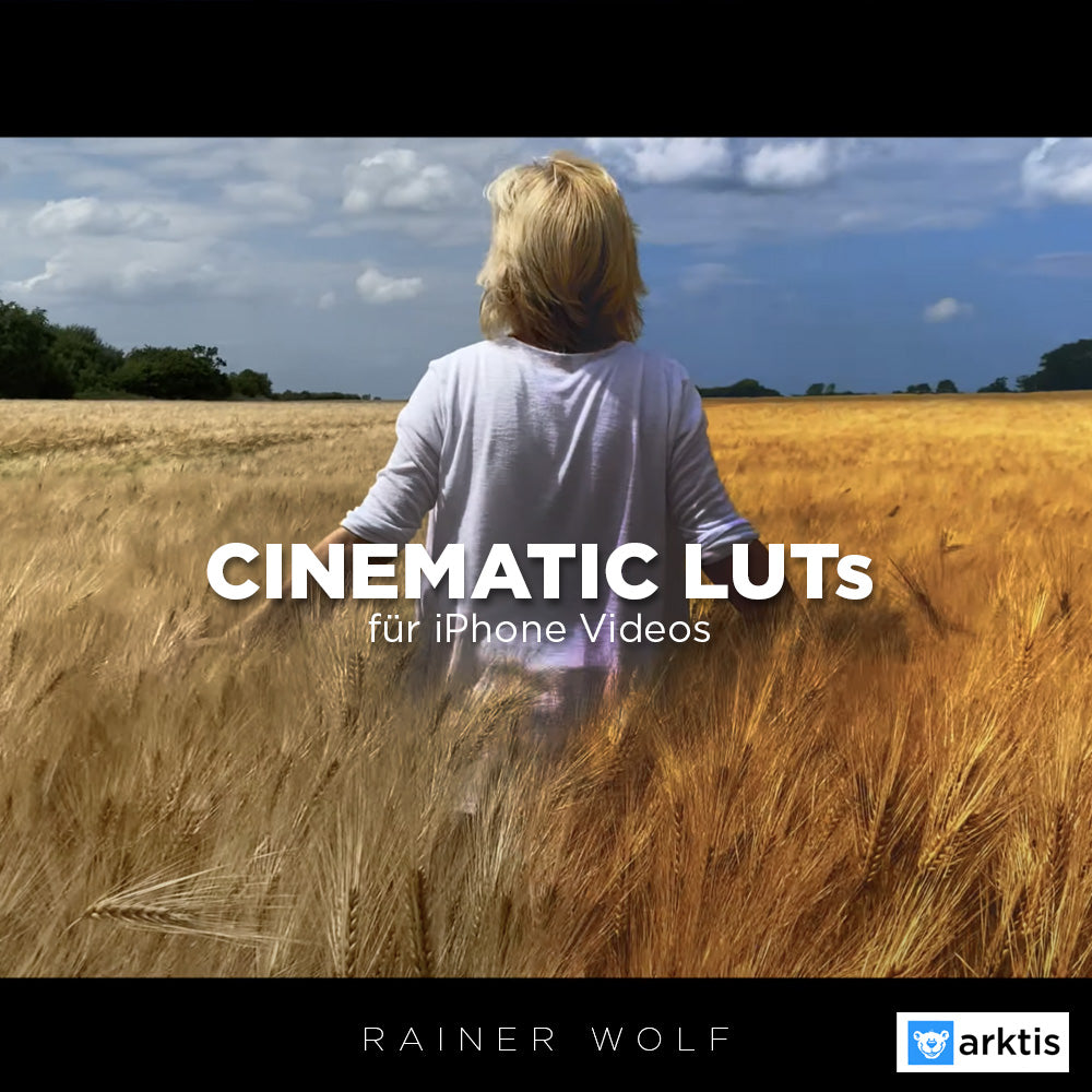 Eine Person mit blondem Haar steht in einem Weizenfeld unter blauem Himmel. Der Text lautet „iPhone Cinematic LUTs“ von arktis.de. Das Wolffilms Arktis-Logo ist in der unteren rechten Ecke sichtbar.