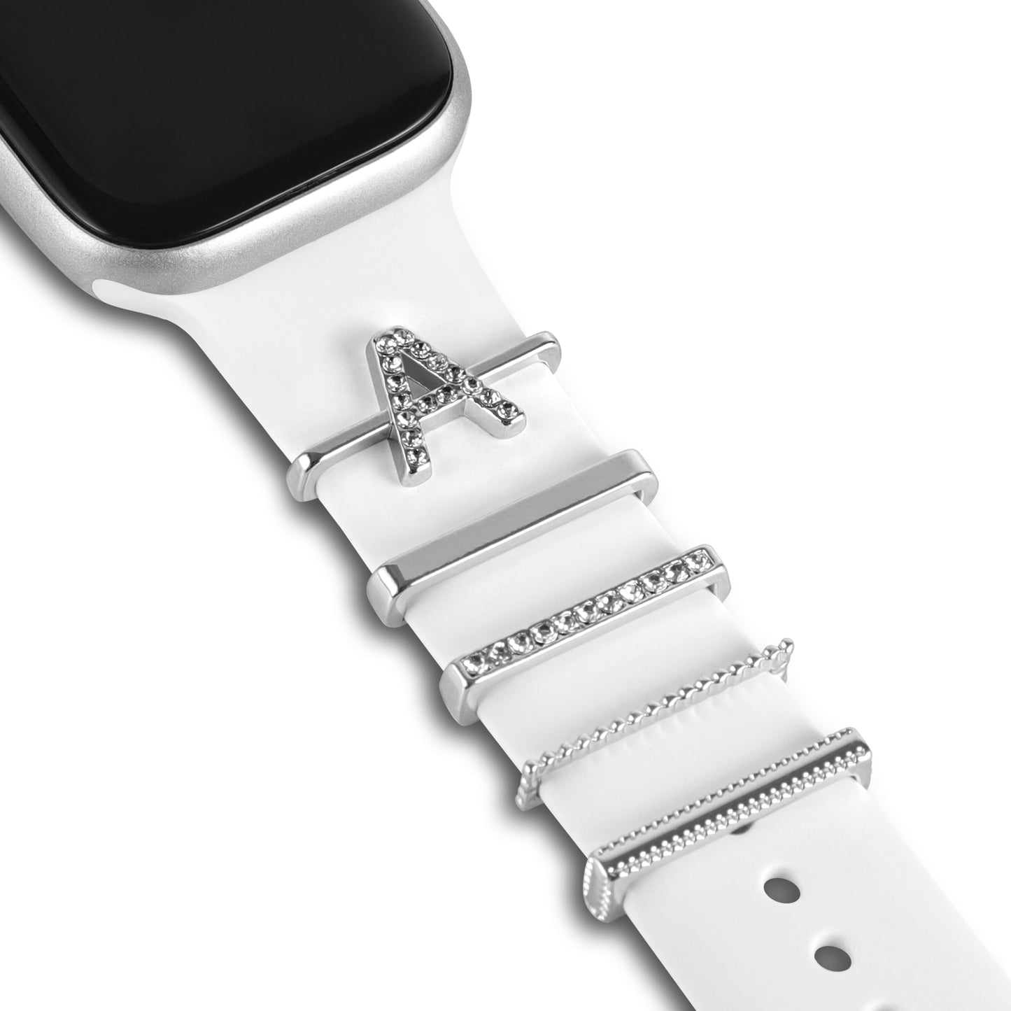 Verleihen Sie Ihren Apple Watch-Armbändern mit den „A Style“-Charms von arktisband Glanz – einem weißen Smartwatch-Armband, verziert mit silbernen und kristallenen Charms, darunter auch einem A-Initial.