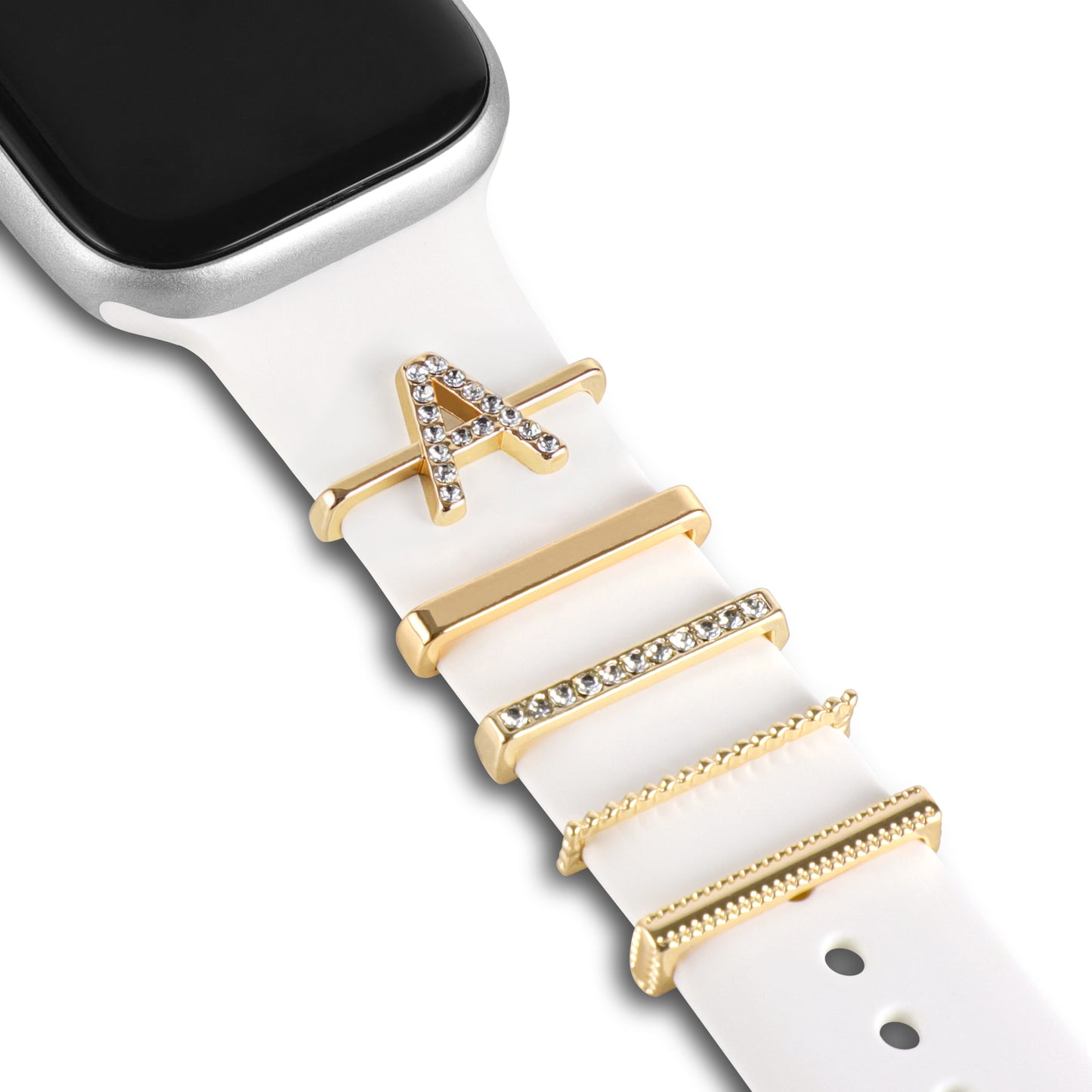 Ein weißes Arktisband-Smartwatch-Armband, verziert mit fünf Arktisband-Apple-Watch-Charms „A Style“, mit Gold- und Kristalldetails, darunter ein Buchstabe A.