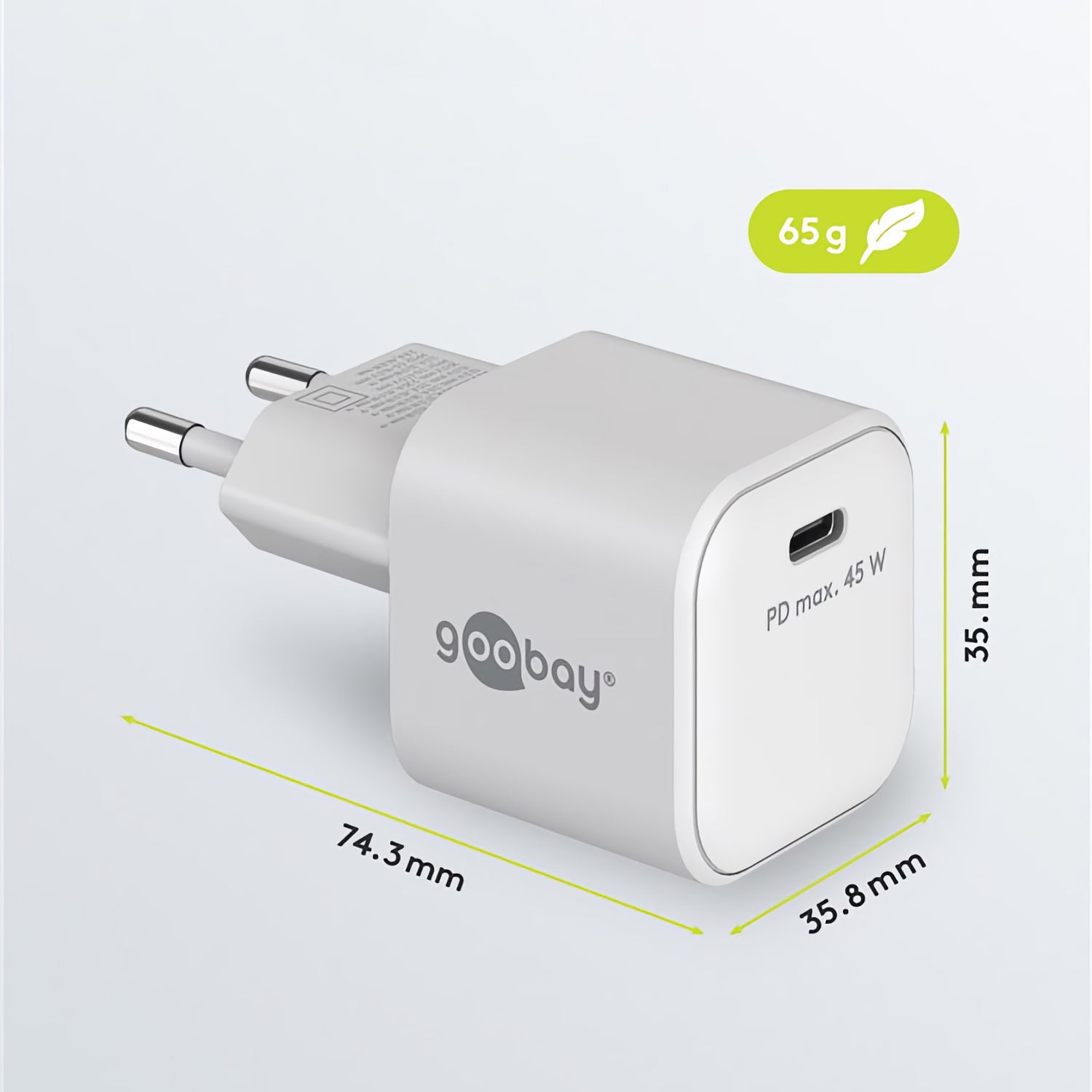 Schräg abgebildet ist ein weißes Goobay USB-C Netzteil Fast Charge GaN USB-C 45 W mit GaN-Technologie. Seine Abmessungen betragen 74,3 × 35,8 × 35 mm, ein Symbol weist auf sein Gewicht von 65 g hin.