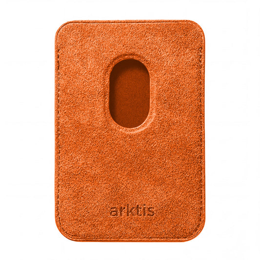 Der arktis iPhone MagSafe Kartenhalter aus Alcantara ist ein orangefarbener Kartenhalter mit ovalem Ausschnitt und geprägtem arktis-Logo unten - ideal als stilvolle Ergänzung für dein iPhone Wallet Setup.