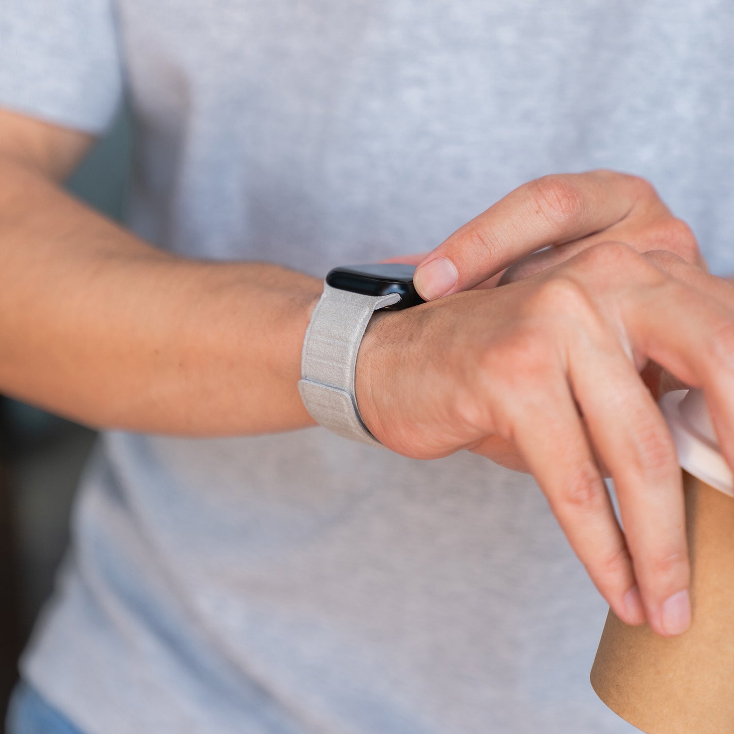 Mit dem arktisband Apple Watch magnetischen Alcantara Armband von arktisband halten Sie stilvoll Ihren Kaffeebecher - modernes italienisches Design für den Alltag.