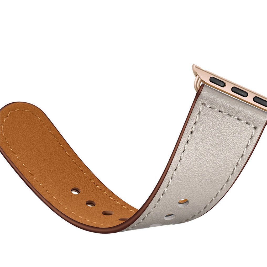 Eine Nahaufnahme des Arktisband Apple Watch Lederarmbands „Novus“ in Hellbraun und Hellgrau mit feinen Nähten, Einstelllöchern und Anschlussstück – ideal für alle, die maximalen Tragekomfort mit einem minimalistischen Look suchen.