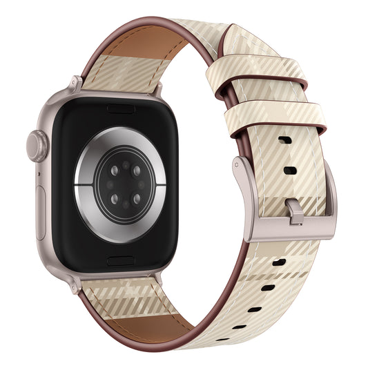Das arktisband Apple Watch Lederarmband "Studio" von arktisband zeichnet sich durch ein beigefarbenes, gemustertes Design und eine metallische Schnalle aus, die für ein individuelles Design von hinten gezeigt wird.