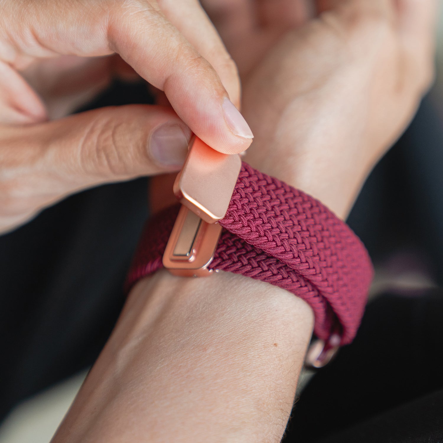 Nahaufnahme einer Person, die ein arktisband Geflochtenes Apple Watch Armband „Casual“ mit Magnetverschluss in Kastanienbraun an ihrem Handgelenk befestigt.