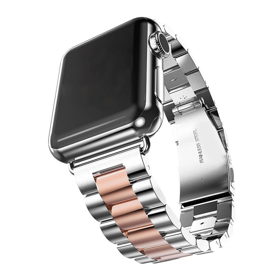 Das arktisband Apple Watch Gliederarmband „Arctica“ von arktisband verfügt über Edelstahlglieder mit einer zentralen Reihe roségoldfarbener Glieder. Die Uhr ist auf weißem Hintergrund abgebildet und so geneigt, dass das Armband bei ausgeschaltetem Bildschirm hervorgehoben wird.