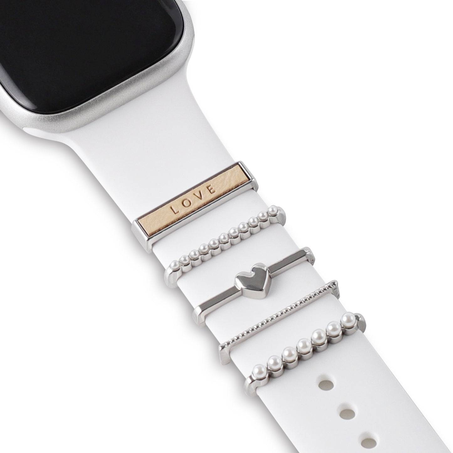 Das arktisband Apple Watch Armband Charms von arktisband ist weiß und individuell gestaltbar mit vier silbernen und goldenen Charms: LOVE-Schriftzug, Herz sowie zwei Perlendesigns – das Zifferblatt bleibt teilweise sichtbar.