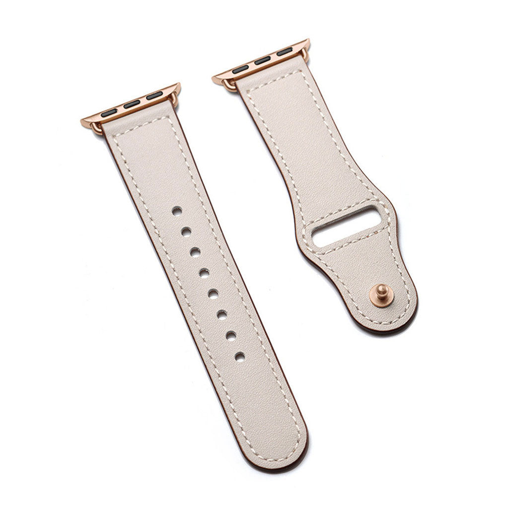Das arktisband Apple Watch Lederarmband "Novus" besteht aus zwei beigefarbenen Teilen mit goldenen Verbindern und braunen Nähten. Das minimalistische Design von arktisband bietet maximalen Tragekomfort und ist ideal für den täglichen Gebrauch mit Ihrer Apple Watch.