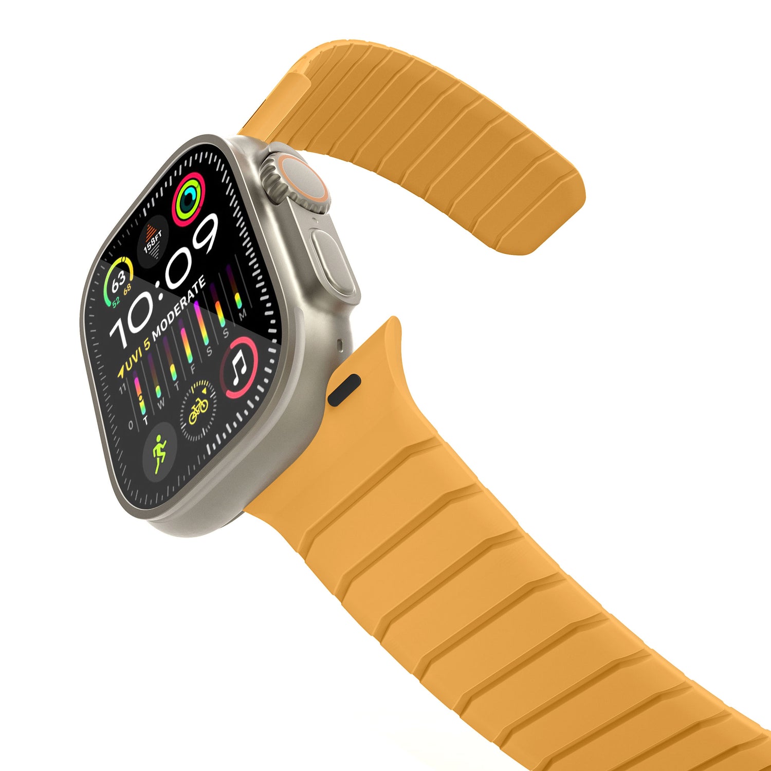 Eine Apple Watch mit quadratischem Display, das Uhrzeit, Datum, Aktivitätssymbole und App-Verknüpfungen anzeigt, ist am magnetischen Armband „MagFlow“ der Apple Watch aus strukturiertem gelbem Silikon vor weißem Hintergrund befestigt.