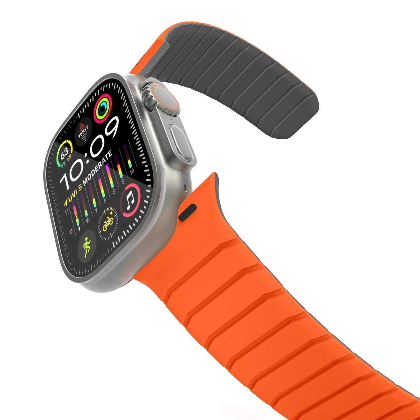 Eine Nahaufnahme des magnetischen Armbands „MagFlow“ für die Apple Watch aus orangefarbenem und schwarzem Silikon, das Uhrzeit, Datum und App-Symbole auf einem farbenfrohen Bildschirm mit einem metallisch-silbernen Uhrengehäuse anzeigt.