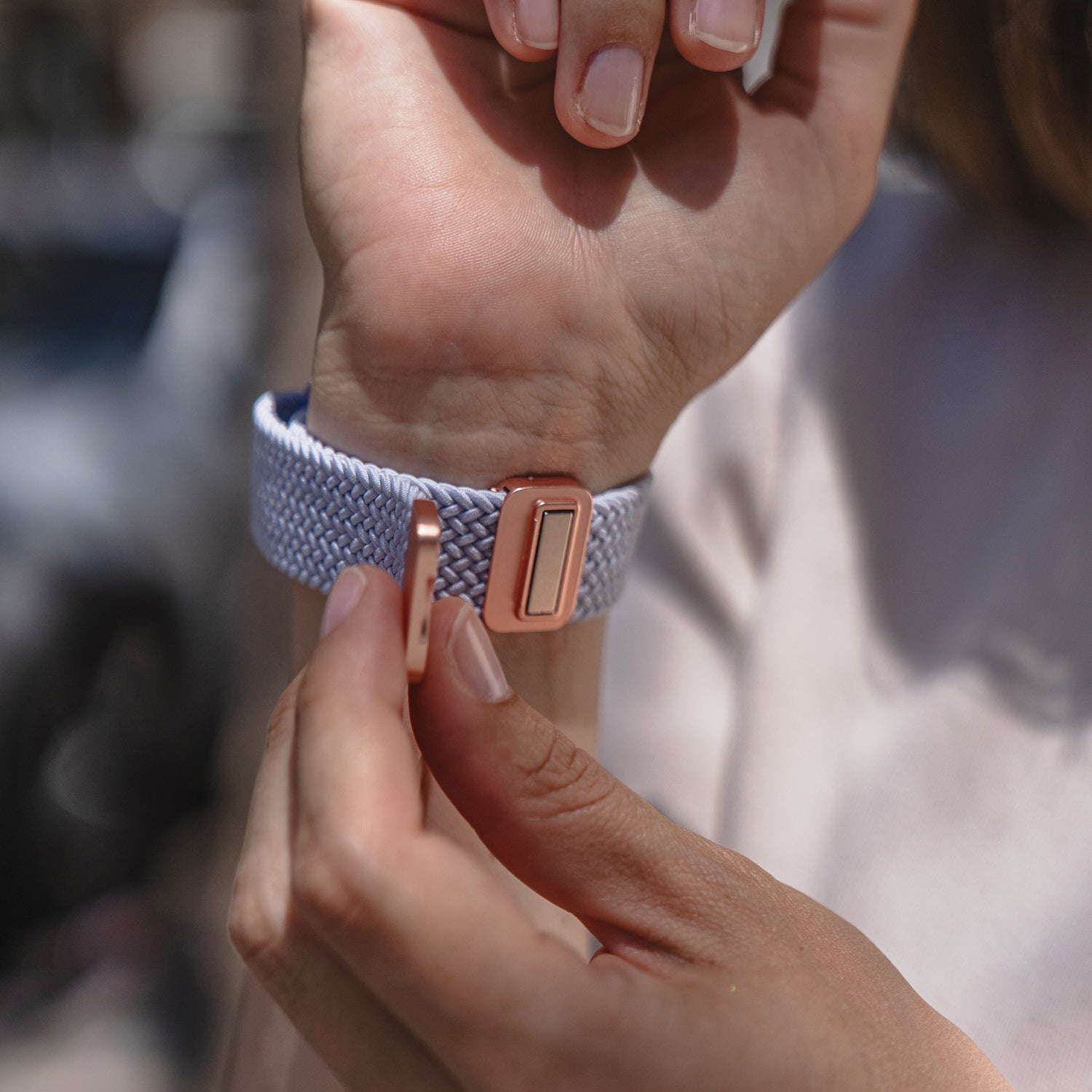 Nahaufnahme einer Person, die das arktisband Geflochtene Apple Watch Armband "Casual" mit Magnetverschluss von arktisband als stylisches Apple Watch Armband an ihrem Handgelenk befestigt.