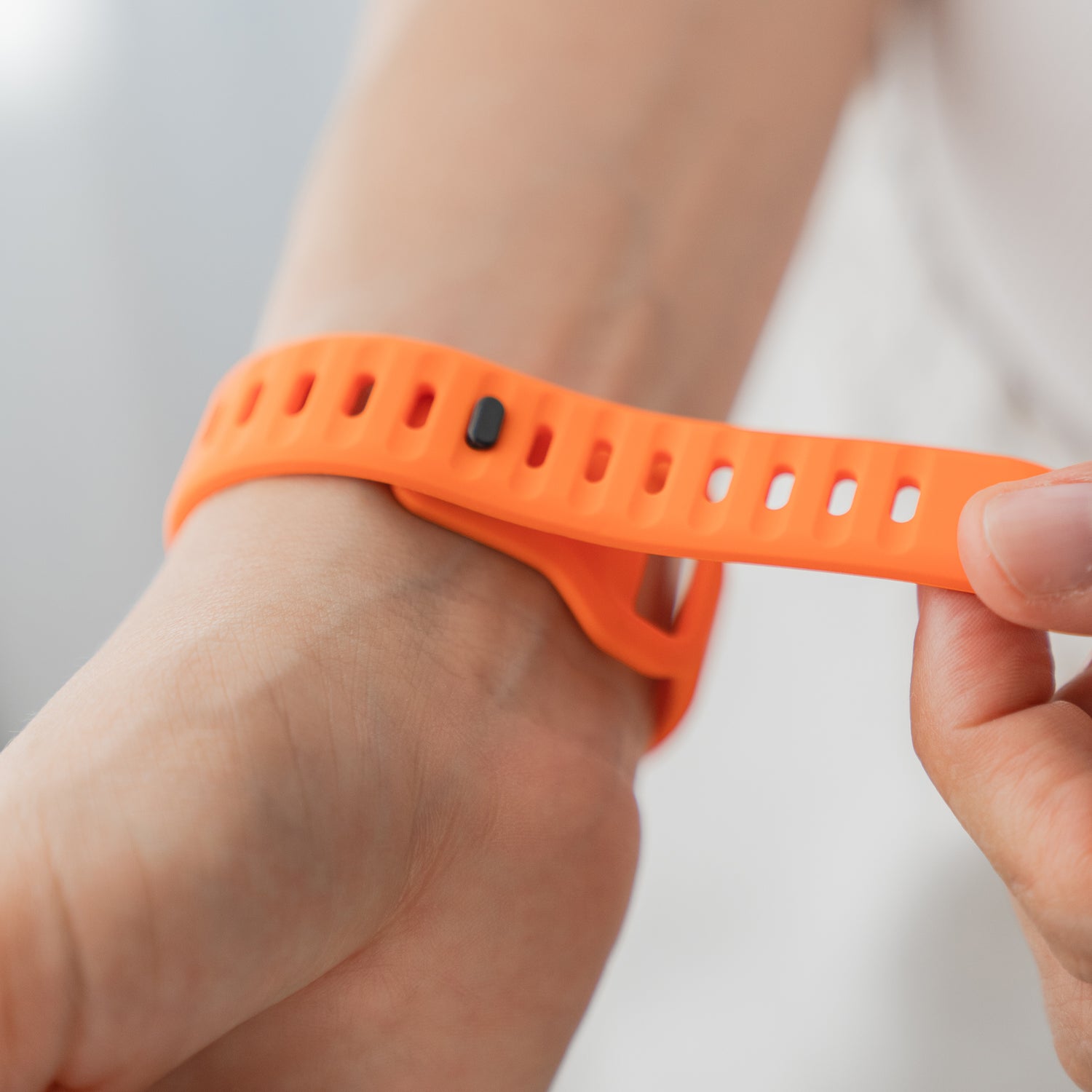 Das orangefarbene arktisband Apple Watch Silikonarmband "Active" lässt sich durch mehrere Löcher am Handgelenk befestigen. Das atmungsaktive Design von arktisband bietet hohen Tragekomfort und ist somit perfekt für das tägliche Tragen der Apple Watch.