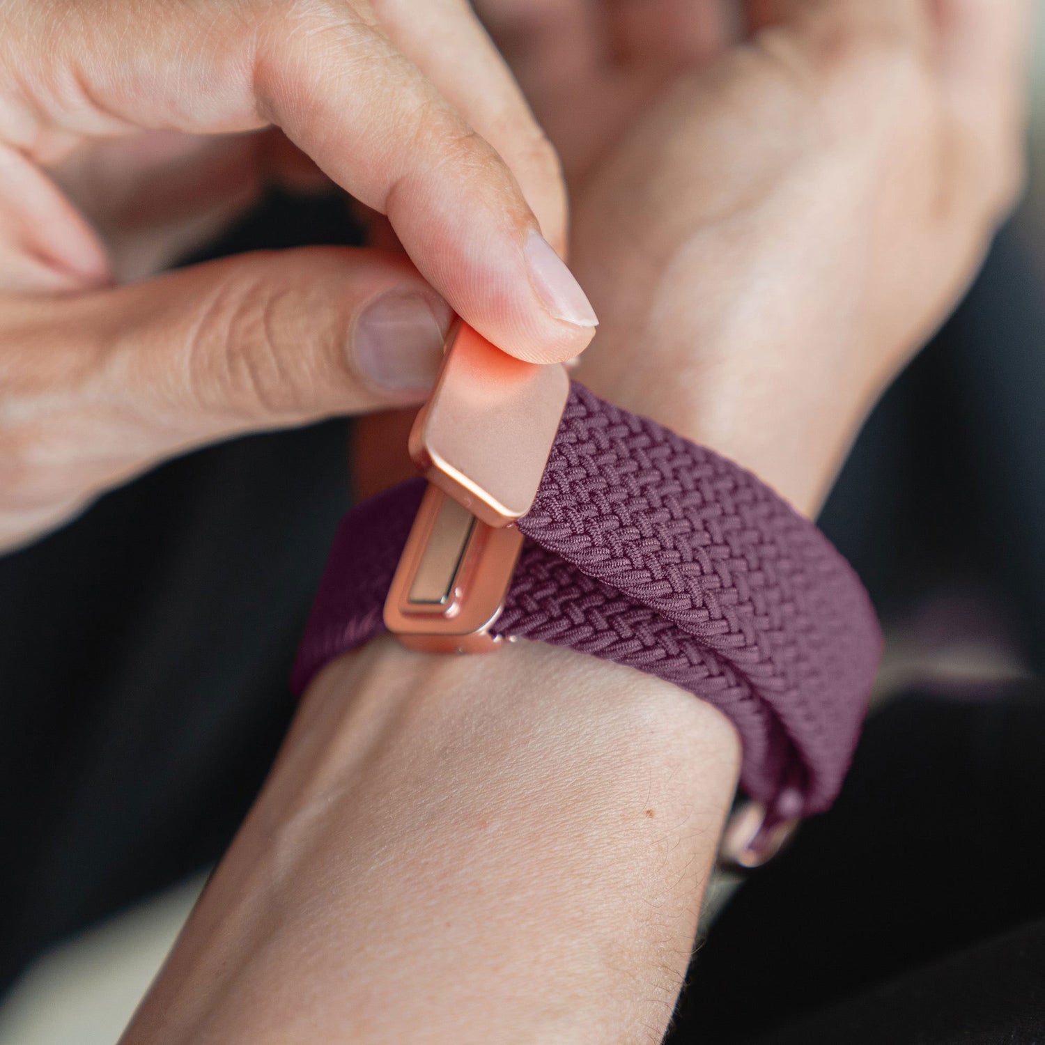 Am Handgelenk einer Person wird ein arktisband Geflochtenes Apple Watch Armband „Casual“ mit Magnetverschluss in Kastanienbraun mit roségoldenem Magnetverschluss getragen.