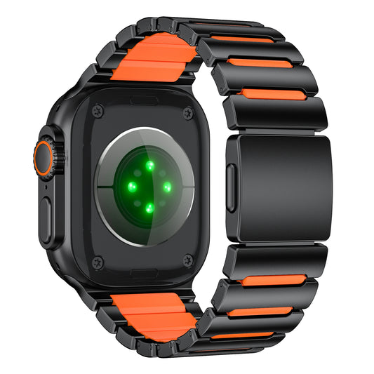 Arktisband Apple Watch Titanarmband Pulse K2 in Schwarz und Orange, abgebildet auf der Sensorseite mit grün leuchtenden Lichtern.