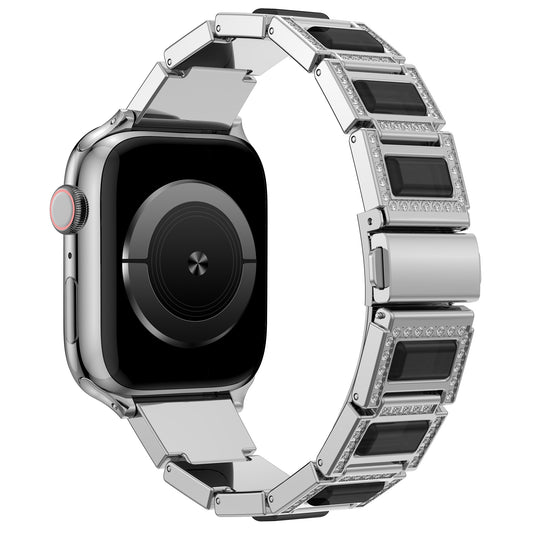 Das arktisband Apple Watch Gliederarmband „Senorita“ verfügt über eine silberne Smartwatch mit einem Edelstahlarmband, schwarzen rechteckigen Kunstharz-Mittelstücken und Strasssteinbesatz entlang der Gliederkanten.