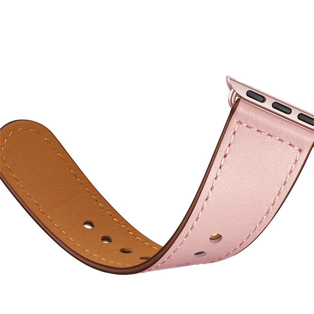 Eine Nahaufnahme des arktisband Apple Watch Lederarmbandes „Novus“ in Hellrosa mit brauner Unterseite, sichtbaren Nähten, mehreren Einstelllöchern und einem Metallanschluss für maximalen Tragekomfort und minimalistischen Look.