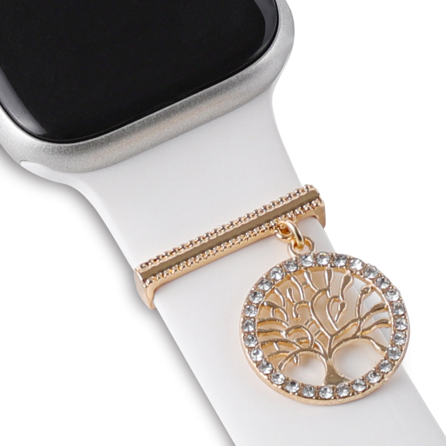 Eine Nahaufnahme eines Arktisband Apple Watch Armband-Anhängers mit weißem Band. Der goldene, baumförmige Anhänger mit kleinen, klaren Steinen verleiht dem Armband eine individuelle Note von Arktisband. Der obere linke Teil des Zifferblatts ist ebenfalls sichtbar.