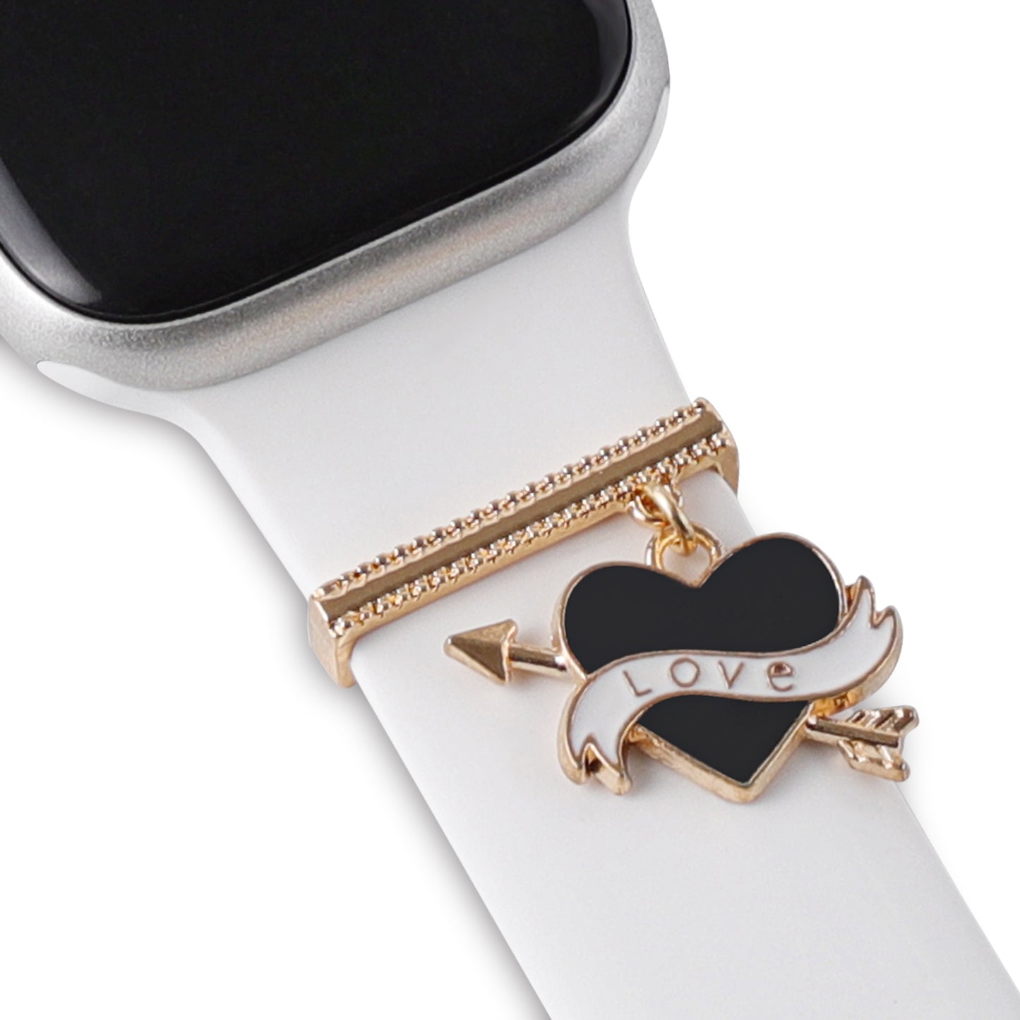 Eine Nahaufnahme einer Smartwatch mit weißem Armband und den arktisband Apple Watch Armband Charms von arktisband: ein gold-schwarzer herzförmiger Anhänger mit einem Pfeil und einem „Love“-Banner – ein exklusives Accessoire für individuelle Gestaltung.