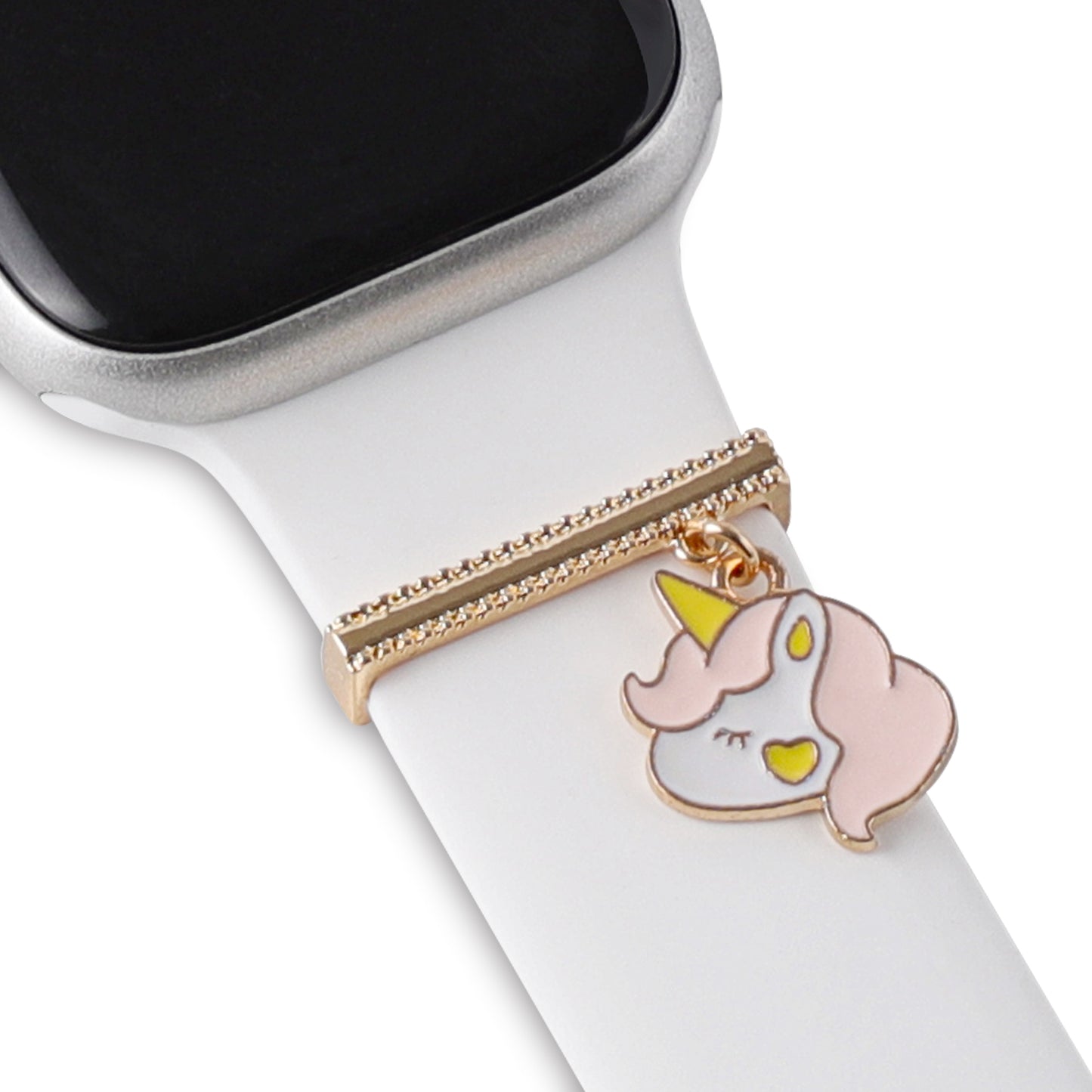 Eine Nahaufnahme einer Apple Watch mit weißem Armband, geschmückt mit einem arktisband Apple Watch Armband Charm – einem goldenen Einhornkopf mit gelbem Horn, rosa Mähne und gelbem Herz – verleiht als exklusives Accessoire von arktisband Individualität.