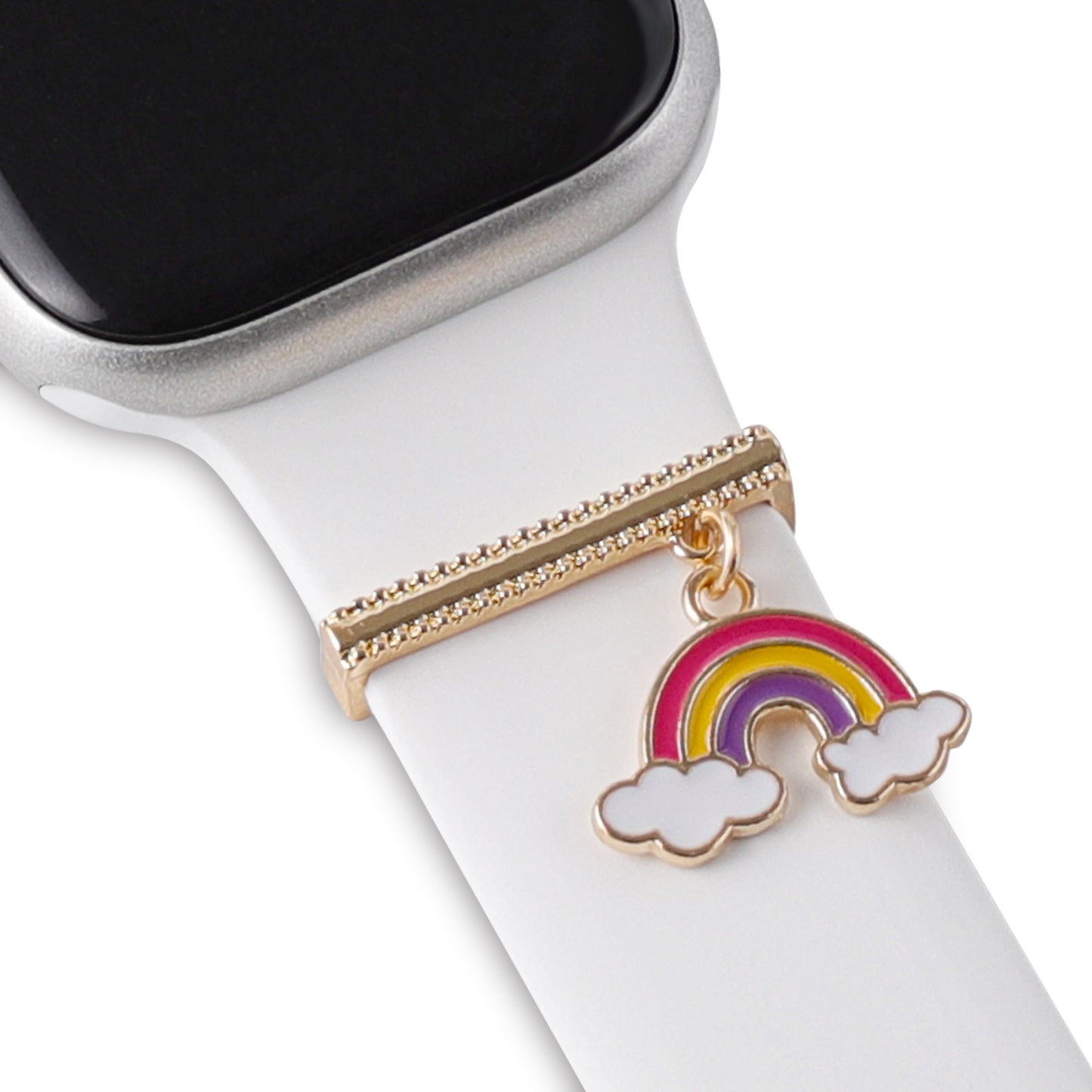 Eine Nahaufnahme einer Apple Watch mit einem weißen Arktisband, geschmückt mit Arktisband Apple Watch Armband Charms – einem einzigartigen goldenen Regenbogen- und Wolken-Charm – der eine stilvolle, individuell gestaltbare Anpassung zeigt.