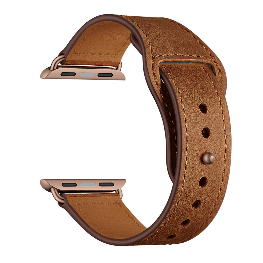 Das arktisband Apple Watch Lederarmband „Novus“ ist ein braunes Lederarmband mit glatter Oberfläche, sichtbaren Nähten, Metallverbindern und mehreren Löchern für maximalen Komfort und einen minimalistischen Look.