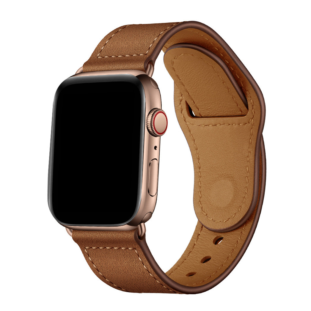 Eine Apple Watch mit leerem schwarzen Bildschirm und dem arktisband Apple Watch Lederarmband „Novus“ von arktisband in Braun wird schräg gezeigt, wodurch der seitliche Knopf und die detaillierten Nähte für einen minimalistischen Look und maximalen Komfort hervorgehoben werden.