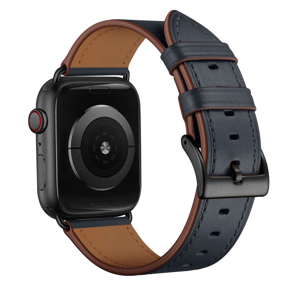 Das arktisband Apple Watch Lederarmband „Premium“ von arktisband verfügt über ein schwarzes Gehäuse, ein dunkelblaues Lederarmband mit braunen Kanten und eine Edelstahl-Dornschließe, von hinten und von der Seite gezeigt.