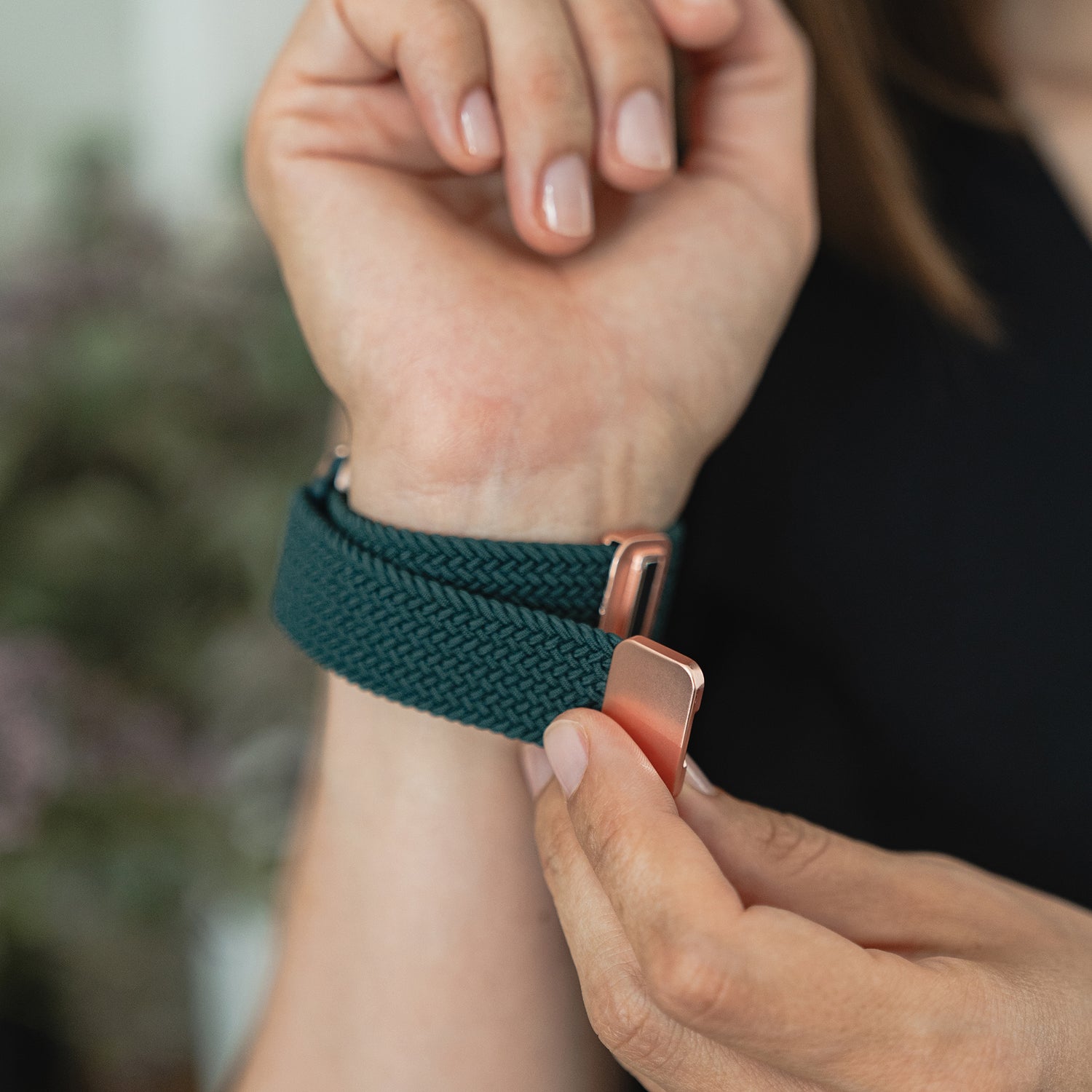 Das arktisband Geflochtene Apple Watch Armband „Casual“ befestigt man mit einem Magnetverschluss um das Handgelenk.