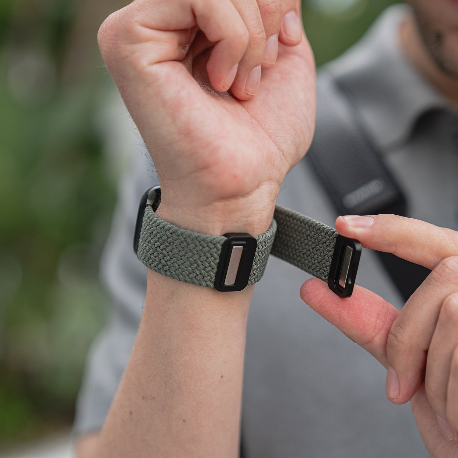 Nahaufnahme einer Person, die das von arktisband geflochtene Apple Watch Armband „Casual“ mit Magnetverschluss von arktisband um ihr Handgelenk legt.