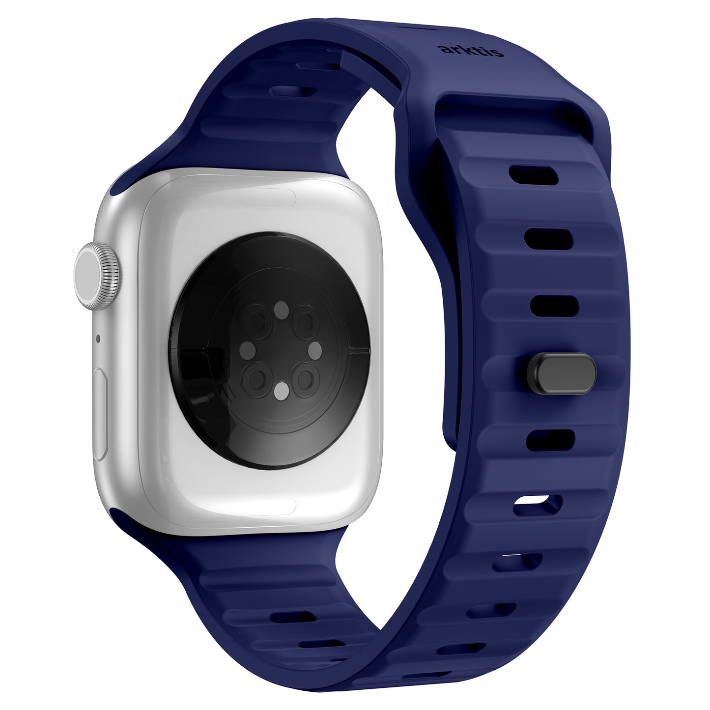 Das arktisband Apple Watch Silikonarmband „Active“ von arktisband präsentiert sich mit silbernem Gehäuse und dunkelblauem, perforiertem Armband, das die Rückseite der Uhr hervorhebt und durch die verstellbare Schnalle für einen sportlichen Look sorgt.