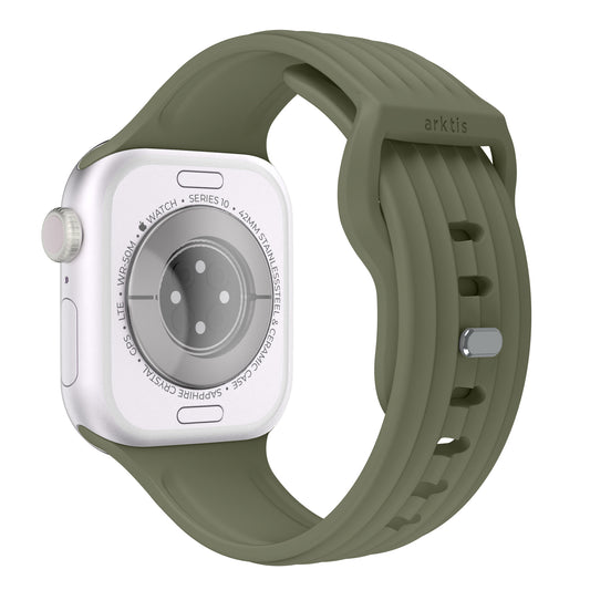 Eine weiße Smartwatch mit grünem Fluorelastomer arktisband Apple Watch Armband "Skandi" von arktisband, dargestellt von hinten und von der Seite.