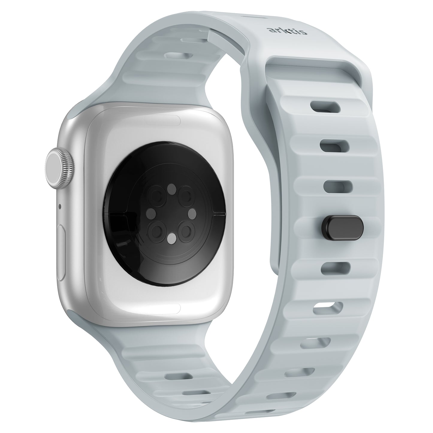 Eine Nahaufnahme des arktisband Apple Watch Silikonarmbands „Active“ von arktisband in Hellgrau mit silbernem Gehäuse, die die Rückseite der Uhr und ihre sichtbaren Sensordetails zeigt.