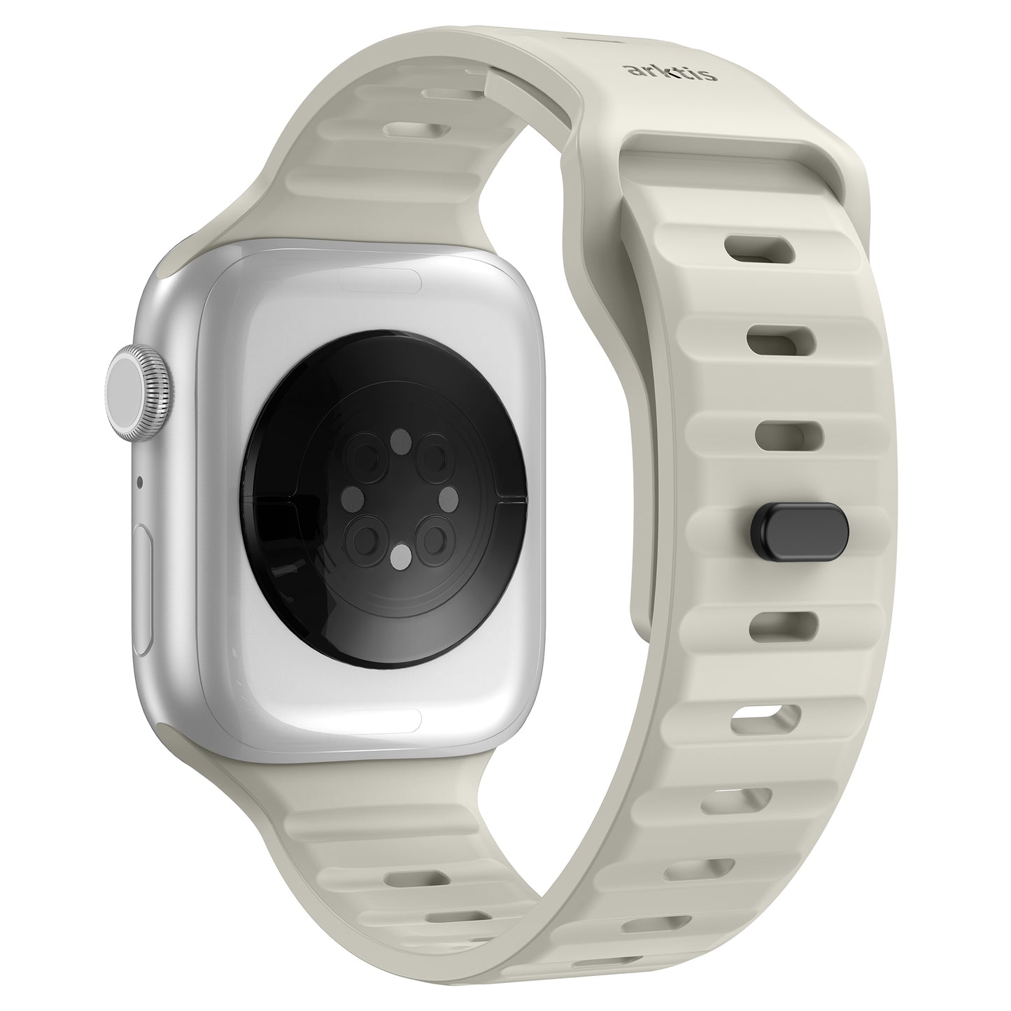 Eine Nahaufnahme der Rückseite einer silbernen Smartwatch mit einem runden Sensor und einem arktisband Apple Watch Silikonarmband „Active“ von arktisband, mit einem atmungsaktiven Design mit mehreren Schlitzen und einem kleinen schwarzen Verschluss.