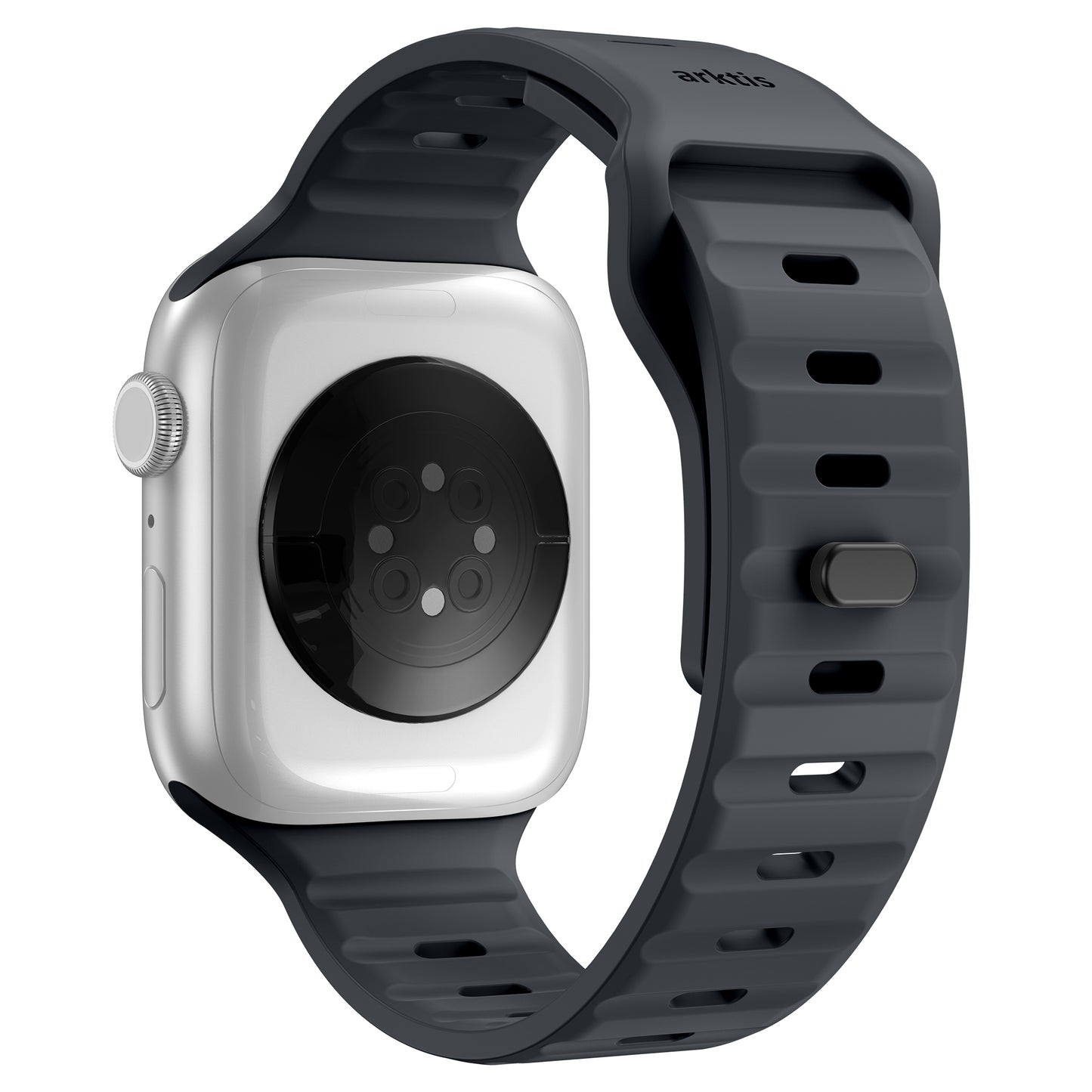 Eine Nahaufnahme der Rückseite einer Apple Watch mit dem arktisband Apple Watch Silikonarmband „Active“ von arktisband, mit einem schwarzen perforierten Silikonarmband, silbernem Gehäuse, sichtbaren Sensoren und einem sportlichen Verschluss.
