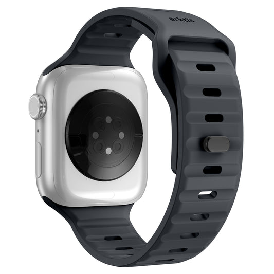 Eine Nahaufnahme der Rückseite einer Apple Watch mit dem arktisband Apple Watch Silikonarmband „Active“ von arktisband, mit einem schwarzen perforierten Silikonarmband, silbernem Gehäuse, sichtbaren Sensoren und einem sportlichen Verschluss.