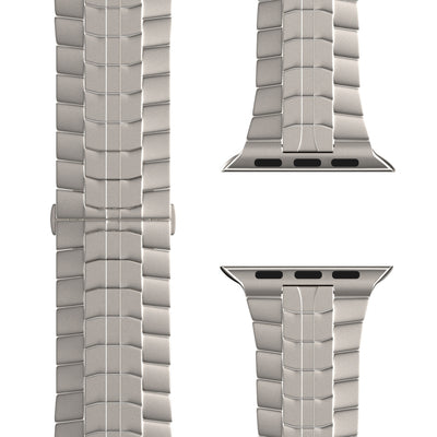 Nahaufnahme von drei Segmenten des Arktisband Apple Watch TITAN Armbands „Aviato Edition“ in Silber, gefertigt aus Titan Grad 2 mit segmentiertem Magnetgliederdesign, von oben auf weißem Hintergrund betrachtet.