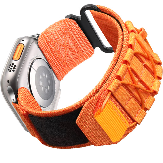 Das arktisband Apple Watch Outdoor-Armband "Forge" ist schräg von hinten abgebildet und verfügt über ein orangefarbenes, robustes Nylonband.