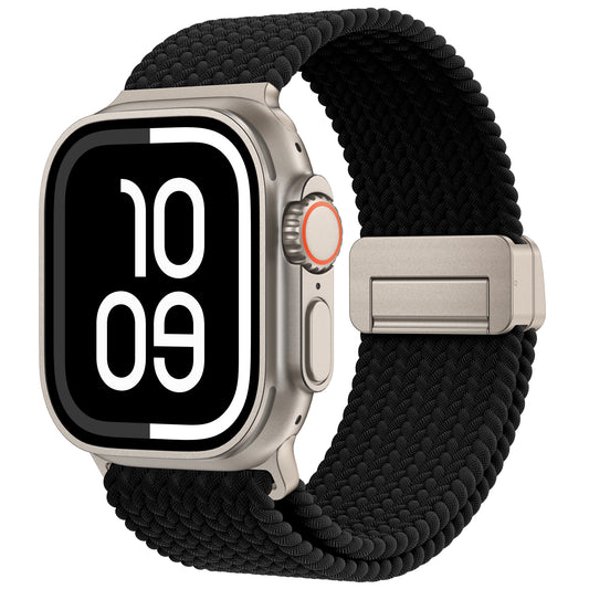 Das arktisband Geflochtenes Apple Watch Ultra Armband "Casual" mit Magnetverschluss in schwarz ist gepaart mit einem silbernen Uhrengehäuse und einer Digitalanzeige, die 10:09 anzeigt.