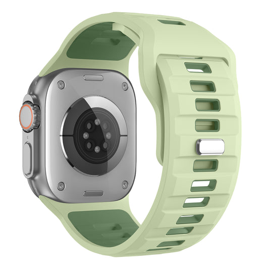 Das arktisband Apple Watch Silikonarmband „Runner“ von arktisband verfügt über ein hellgrünes, extrabreites Silikonband mit rechteckigen Aussparungen und einer atmungsaktiven Struktur für mehr Komfort, gepaart mit einem quadratischen silbernen Gehäuse und einem runden Rückseitensensor.