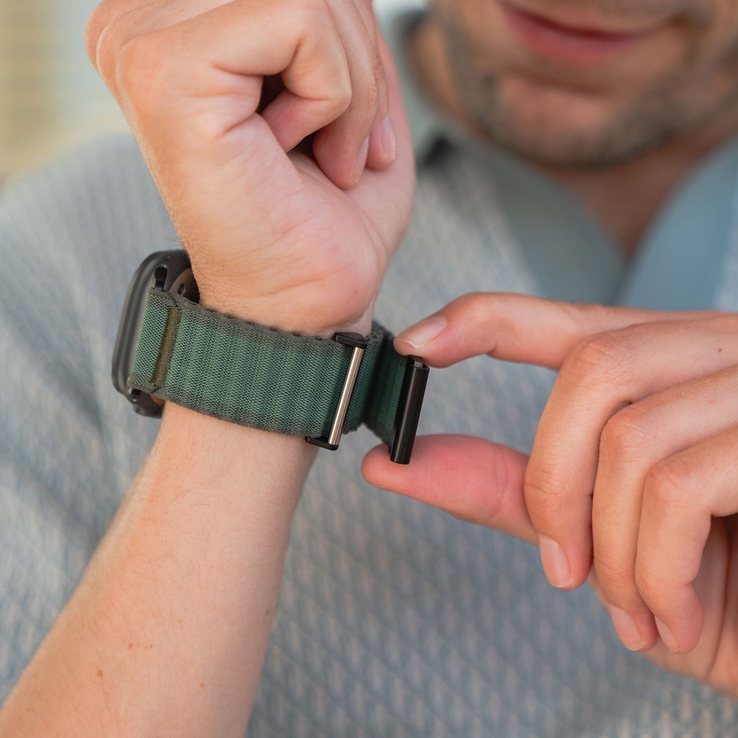 Das arktisband Apple Watch Nylonarmband „Venture“ mit grünem Band wird am Handgelenk befestigt. Das Design im Wave-Look kommt besonders gut zur Geltung – perfekt für Outdoor-Fans. Der Fokus liegt auf Uhr und Zeigern.