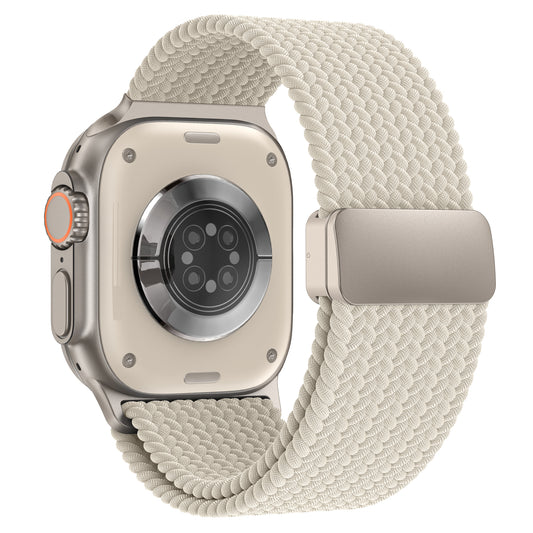 Die Rückansicht des arktisband Geflochtenes Apple Watch Ultra Armband "Casual" in beige mit einem sicheren Magnetverschluss.