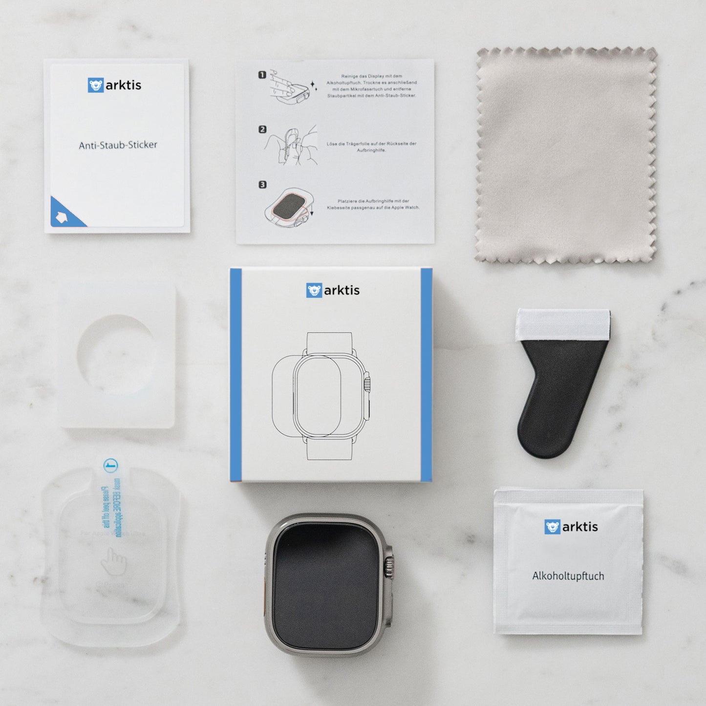 Flaches Auflegen von MR PROTECT CRYSTAL CLEAR Displayschutz GLAS für Apple Watch Ultra 49 mm (2er Set) mit Anleitung, Tuch, Aufklebern & Applikator. Verfügt über gehärtetes Glas und oleophobe Beschichtung für optimalen Displayschutz.