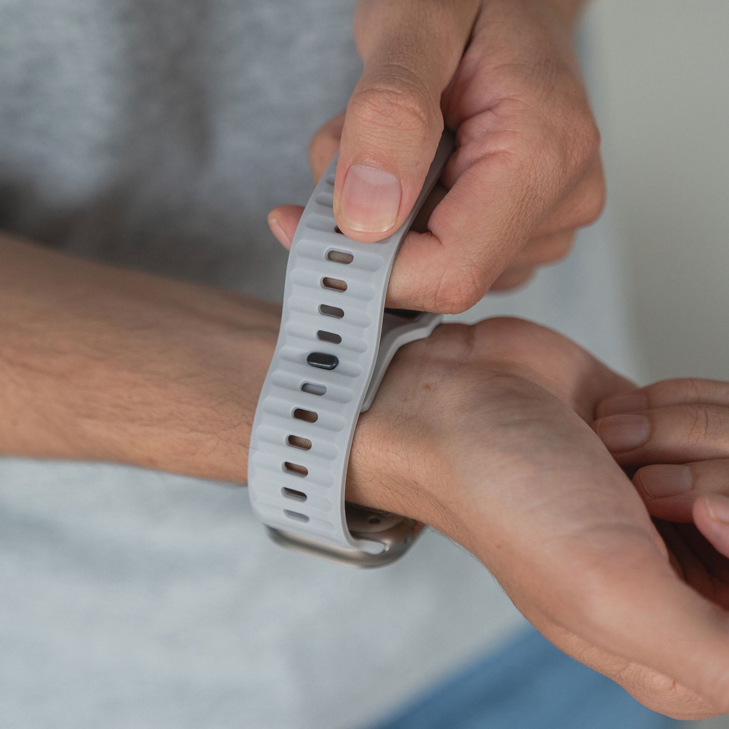 Das arktisband Apple Watch Silikonarmband „Active“ in Hellgrau legt man um das Handgelenk und verleiht seiner Apple Watch einen sportlichen Look, indem man den Verschluss mit den Fingern festmacht.