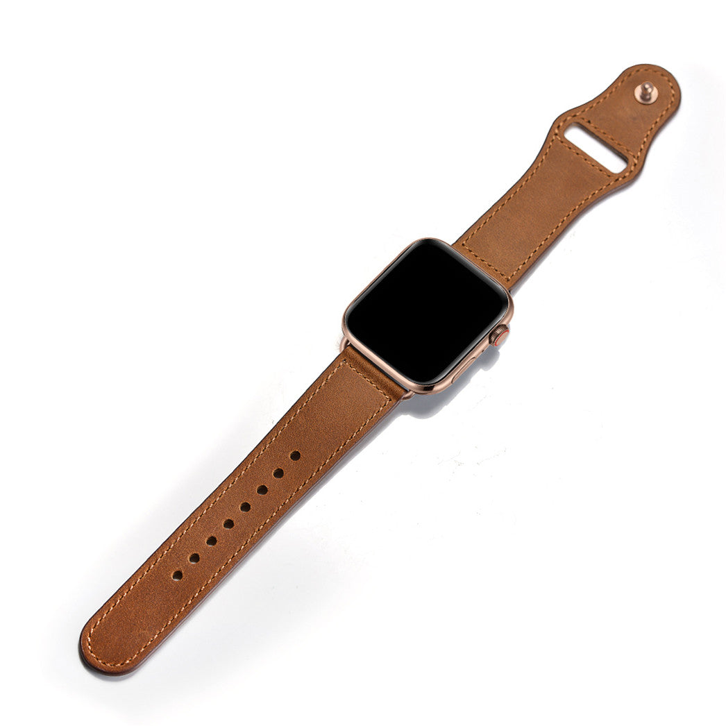 Das arktisband Apple Watch Lederarmband „Novus“ überzeugt durch minimalistisches Design und stilvolle Eleganz. Das braune Echtleder-Armband von artisband bietet maximalen Tragekomfort und wird auf einem anderen Hintergrund präsentiert.
