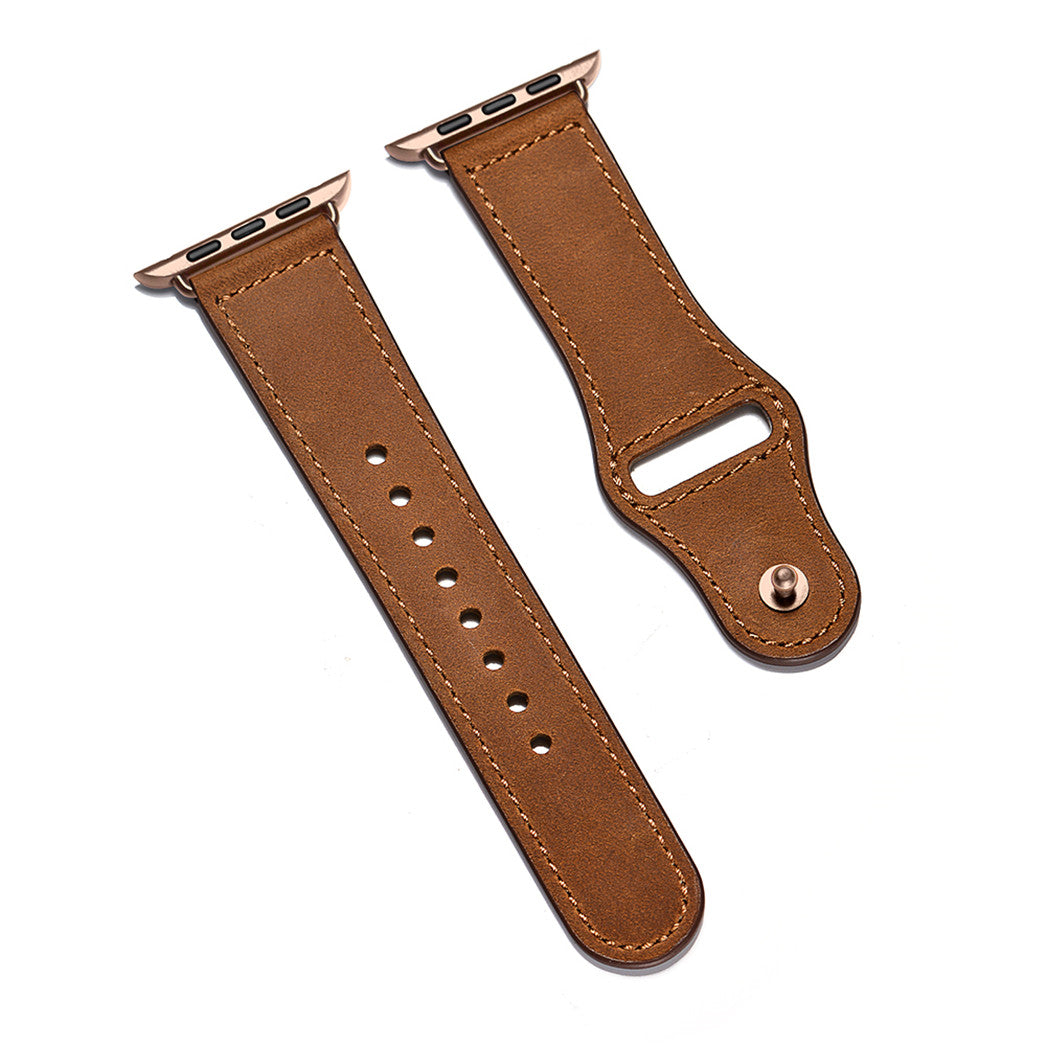 Zwei braune Arktisband Apple Watch Lederarmbänder "Novus" sind nebeneinander auf weißem Hintergrund abgebildet. Eines verfügt über Einstelllöcher, während das andere über eine Schnalle und einen Druckknopfverschluss für maximalen Tragekomfort verfügt.