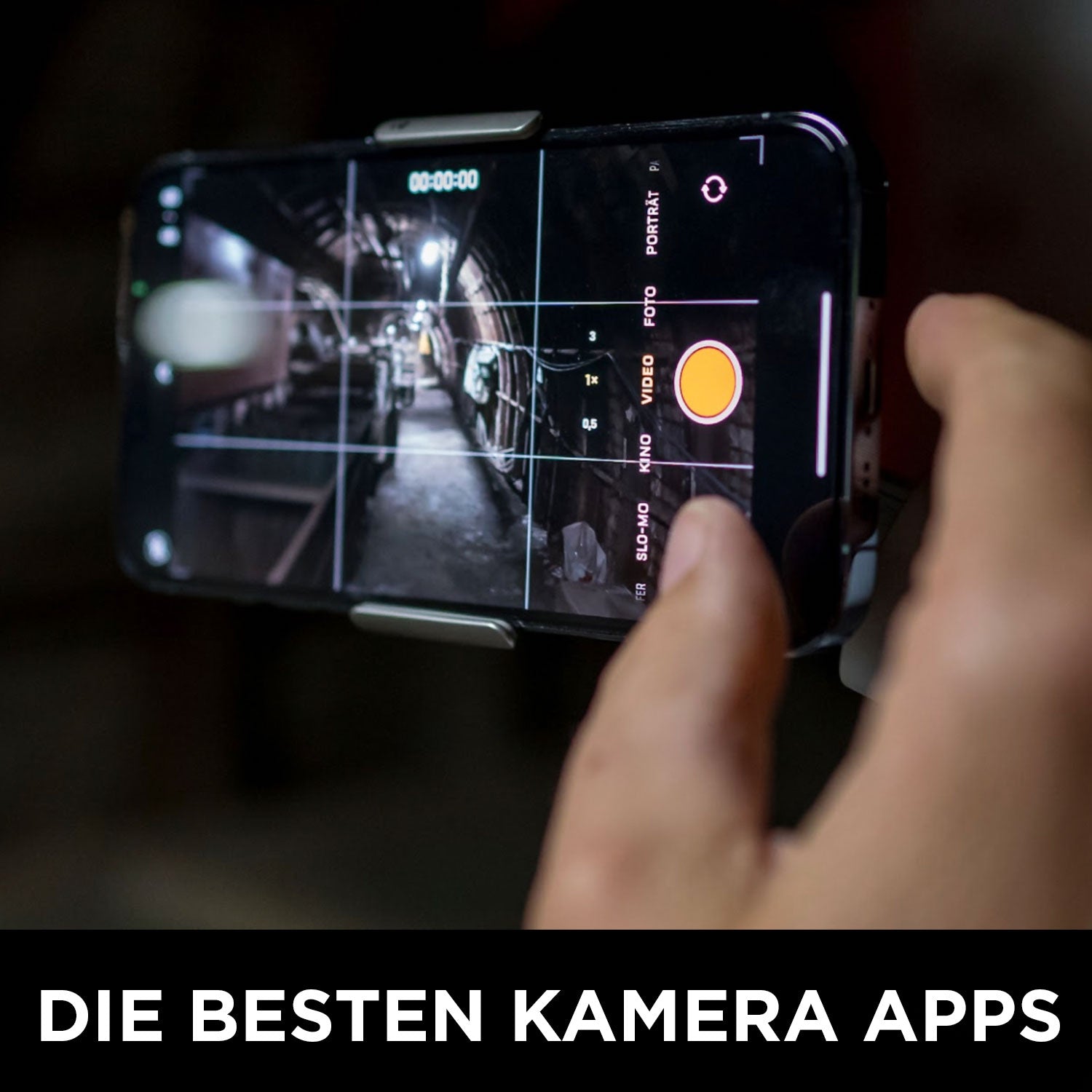 Jemand nutzt die Anleitung „Filmen mit dem iPhone“ von Rainer Wolf, um mit seinem iPhone einen schwach beleuchteten Flur zu filmen. Text unten: DIE BESTEN KAMERA-APPS. Ideal für alle, die Videoschnitt oder das Filmen mit dem iPhone lernen möchten.