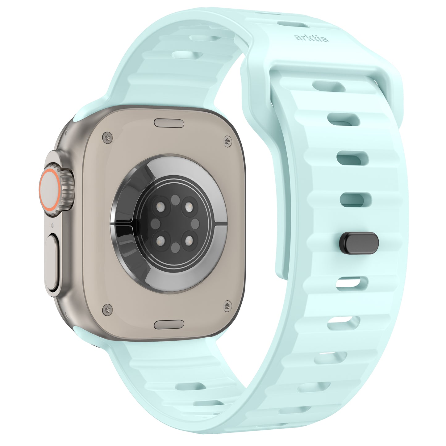Eine Nahaufnahme zeigt die Rückseite eines arktisband Apple Watch Silikonarmbands "Active" von arktisband mit silbernem Gehäuse und hellblauem, geriffeltem Armband. Das atmungsaktive Design sorgt für Tragekomfort, und die Sensoren sowie der Ladebereich auf der Rückseite sind sichtbar.