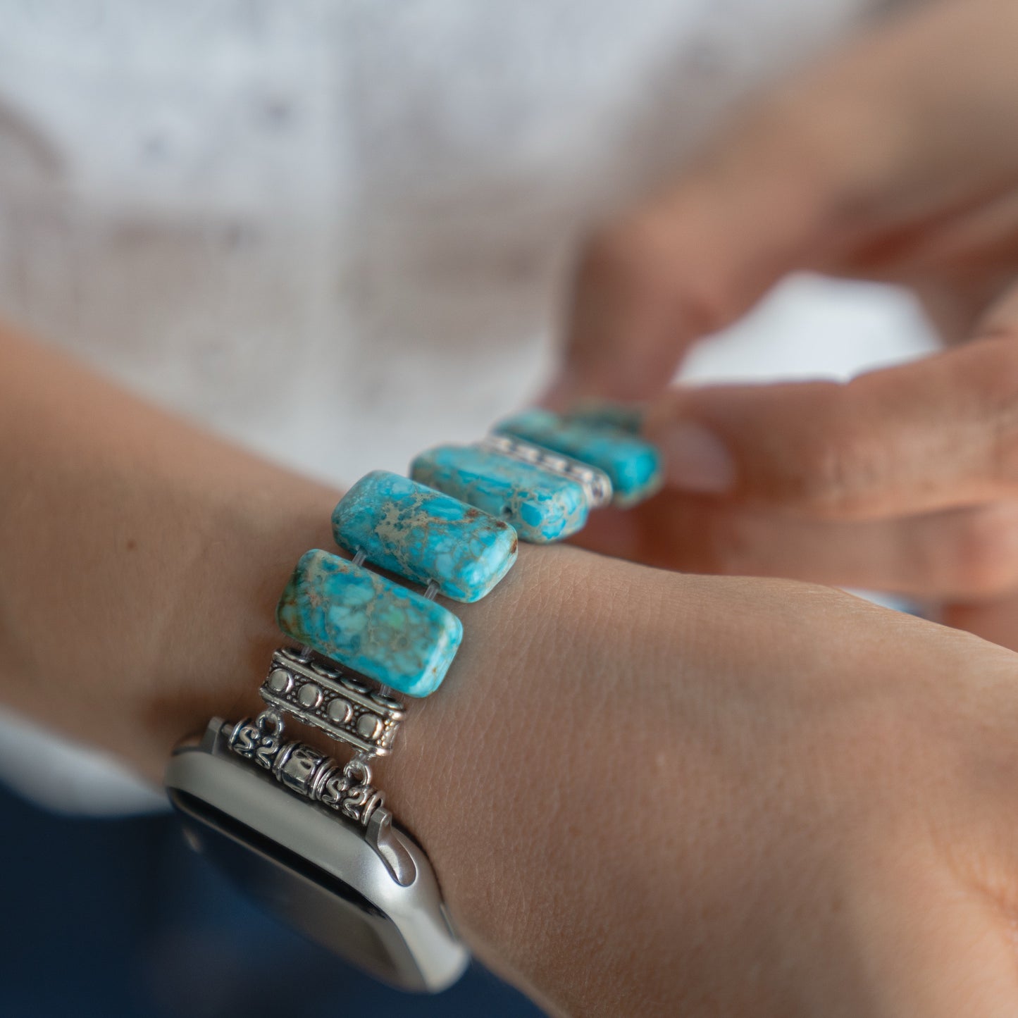 Nahaufnahme einer Person, die eine arktisband Apple Watch "Stone Loop" von arktisband an ihrem Handgelenk anpasst.